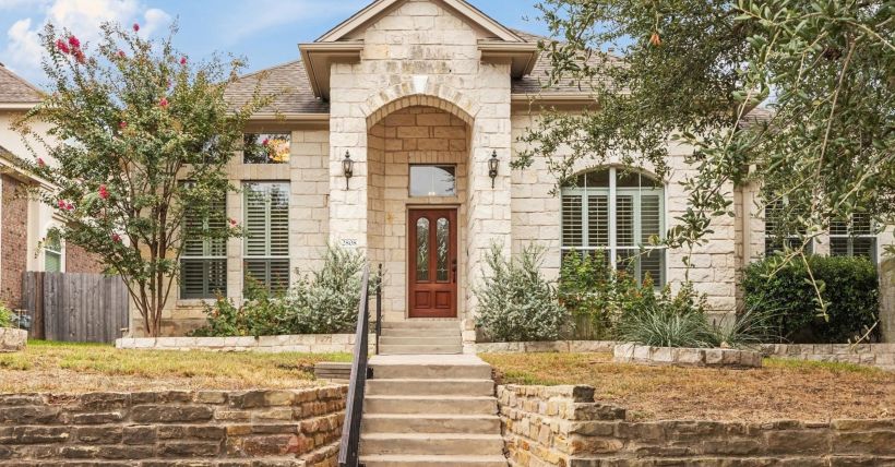 Anderson Mill home with alley-side park
